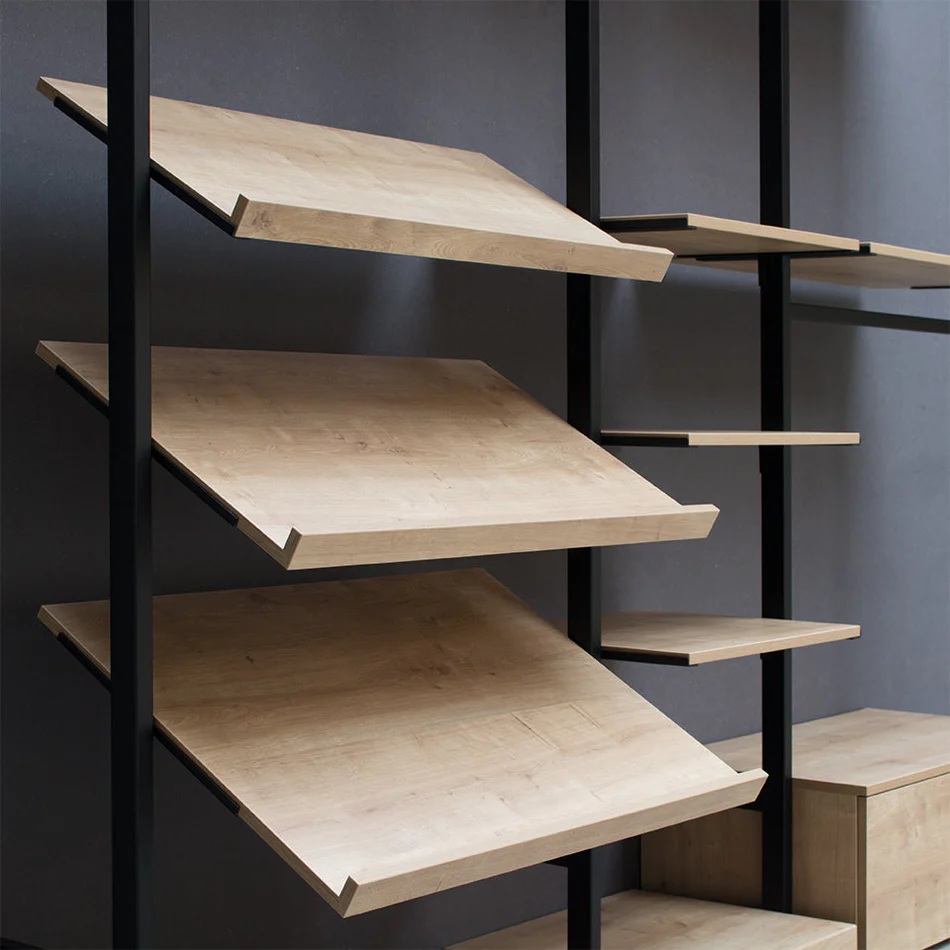 holzfachboden-schraeg-verkaufsregal-ceres-ladenbausystem-regalsystem-detail-1_63059c77-c112-44f9-b56f-85b29a1f16d5.webp